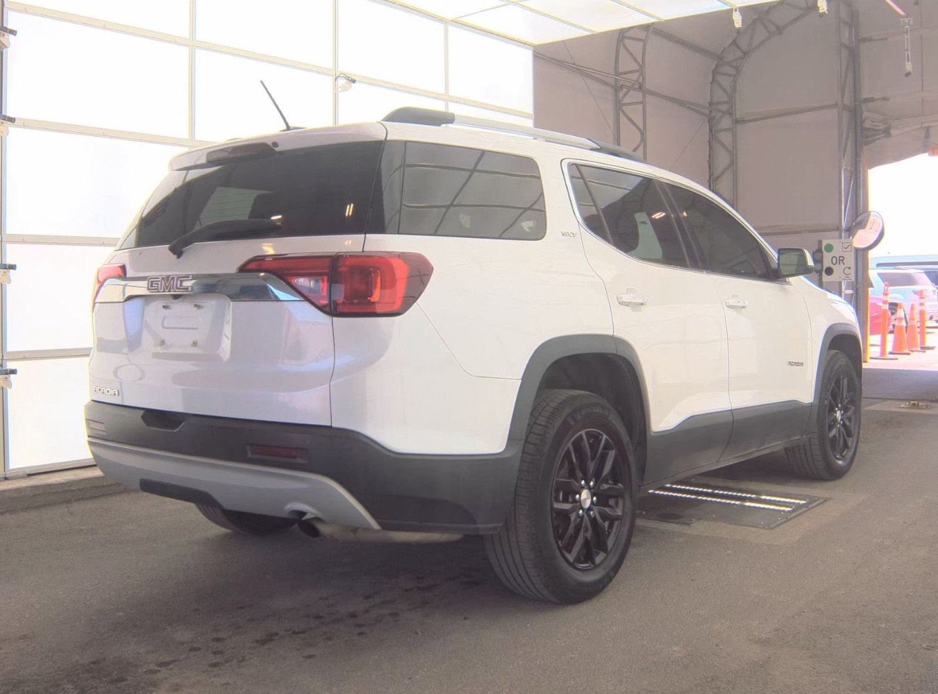 Used 2018 GMC Acadia SLT FWD image 4
