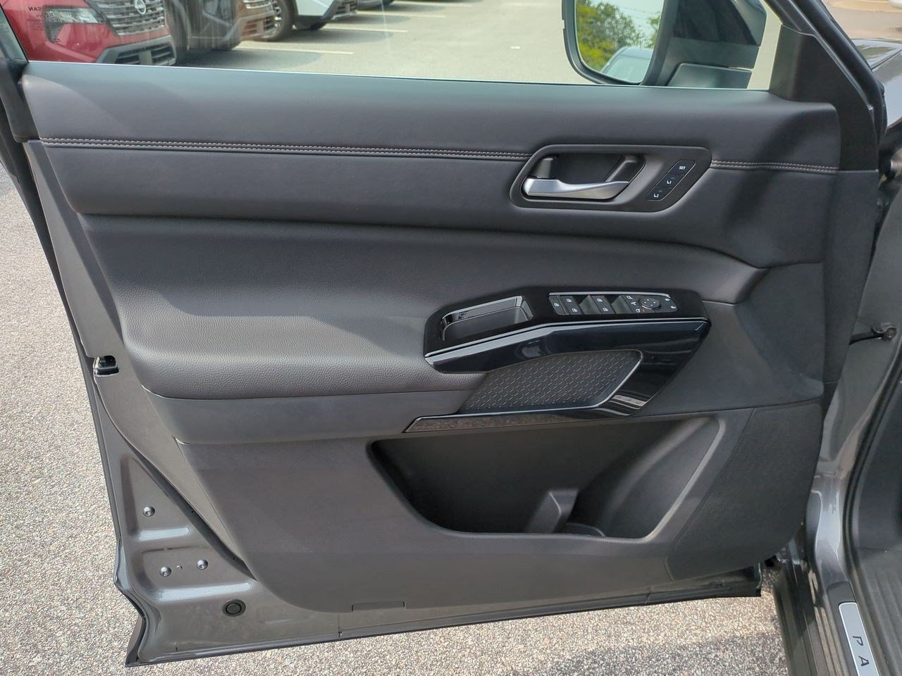 New 2026 Nissan Pathfinder Platinum w/ Accent Package FWD image 12