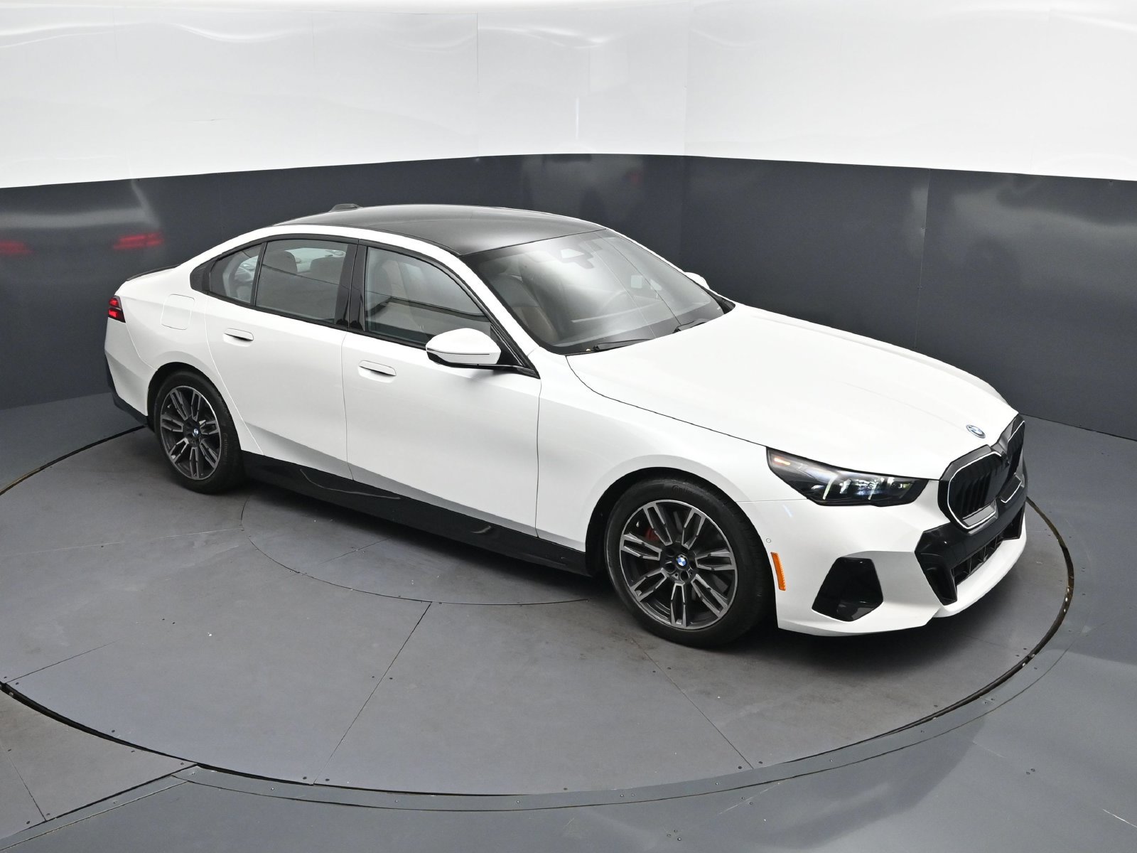 Used 2026 BMW 550e xDrive w/ Premium Package AWD/4WD image 33