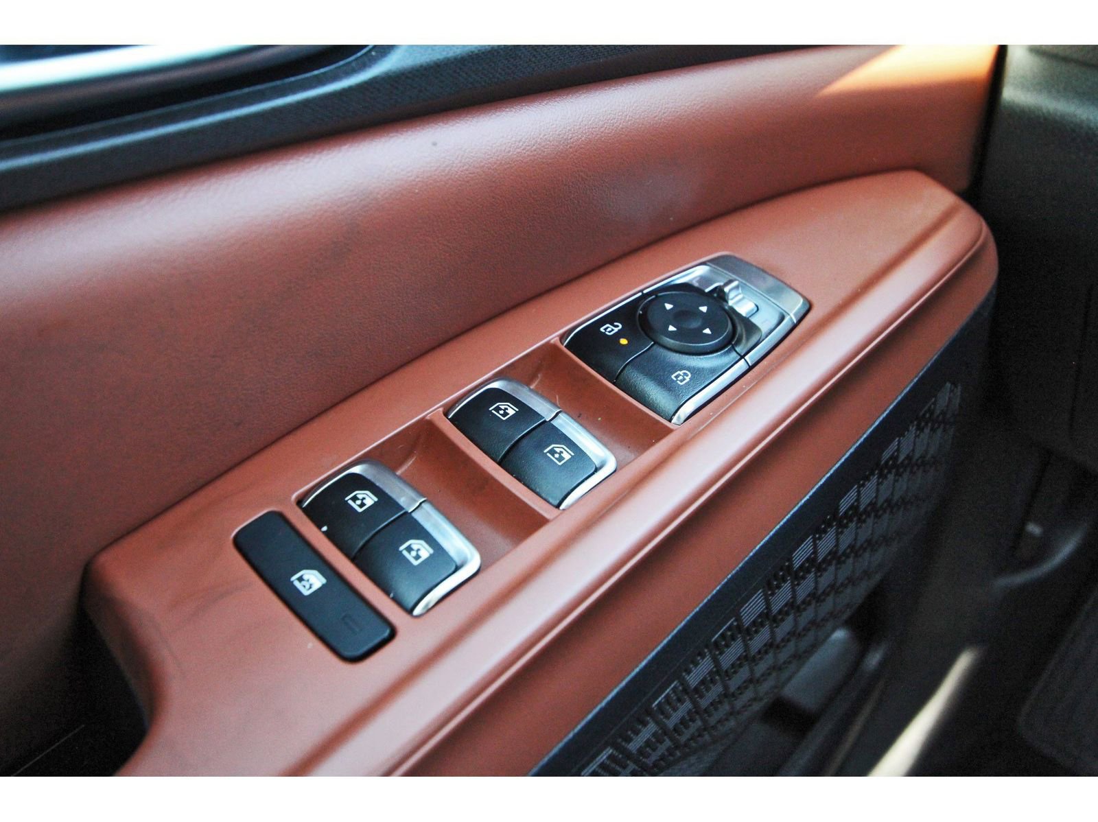 Used 2025 Kia Carnival EX image 23