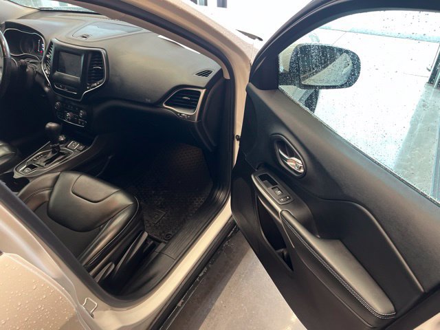 Used 2020 Jeep Cherokee Latitude Plus w/ Cold Weather Group AWD/4WD image 26