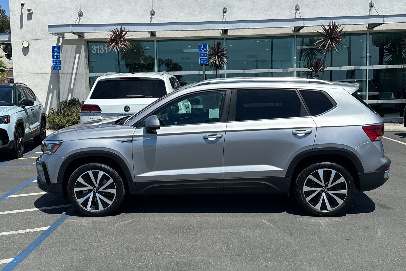 Used 2023 Volkswagen Taos SE w/ Panoramic Sunroof Package FWD image 7