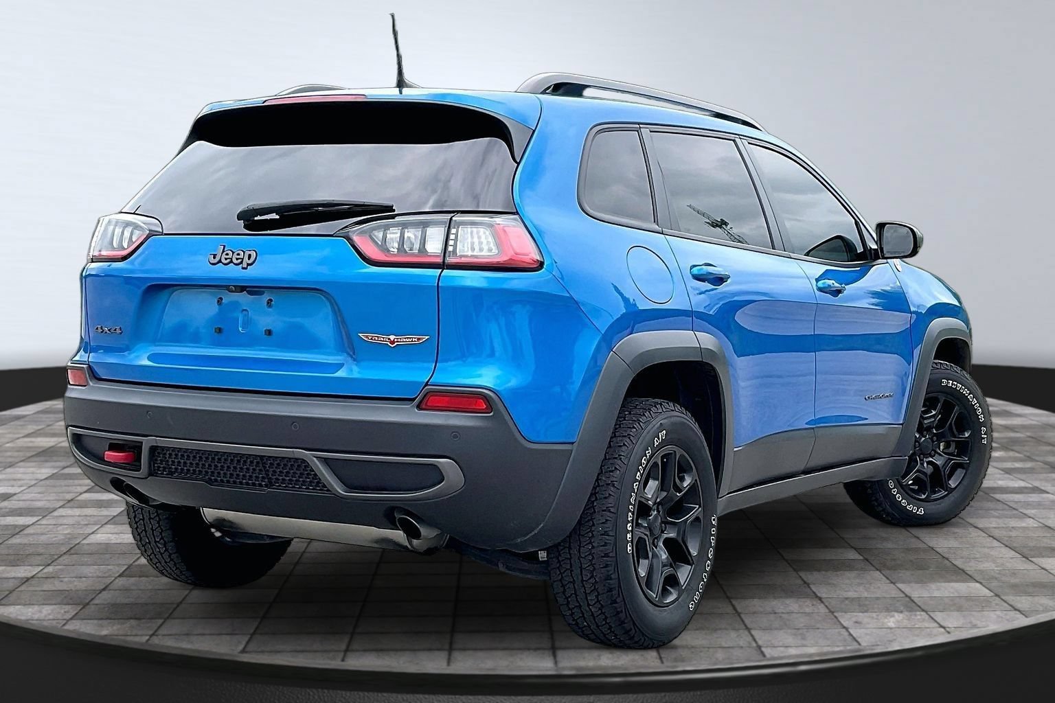 Used 2020 Jeep Cherokee Trailhawk w/ Cold Weather Group AWD/4WD image 2