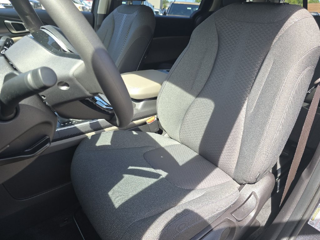 Used 2026 Kia Carnival LX FWD image 20