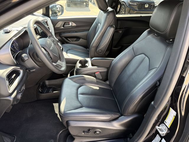 Used 2025 Chrysler Pacifica Select FWD image 13