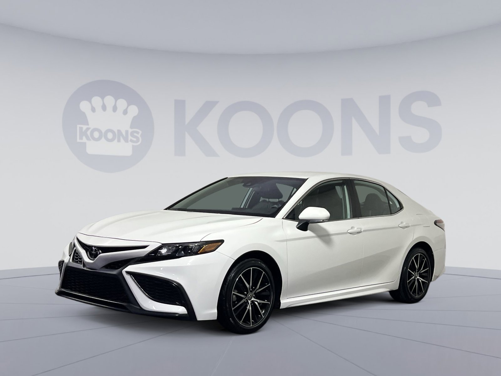 Used 2024 Toyota Camry SE image 1