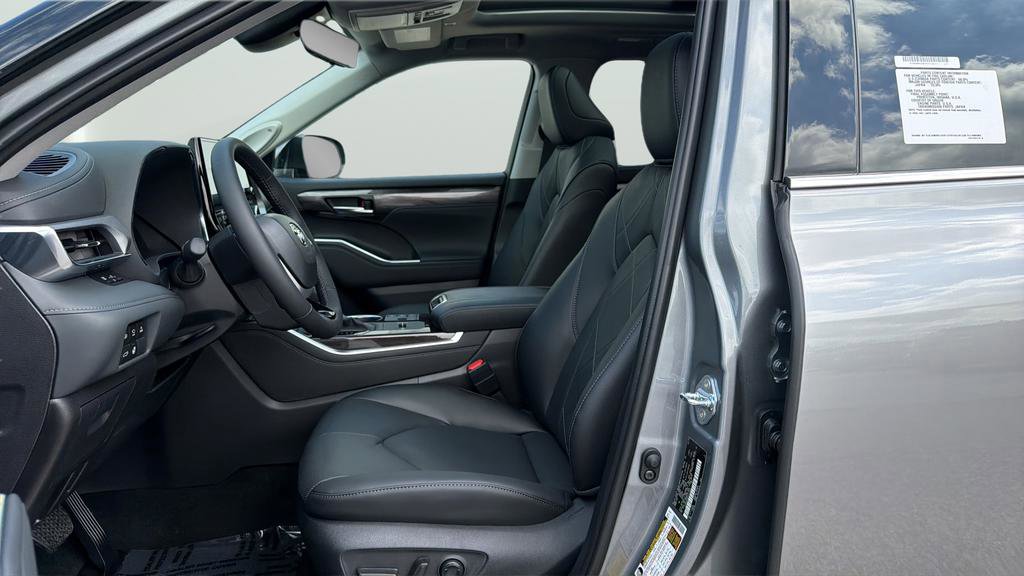 Used 2026 Toyota Highlander Platinum image 23
