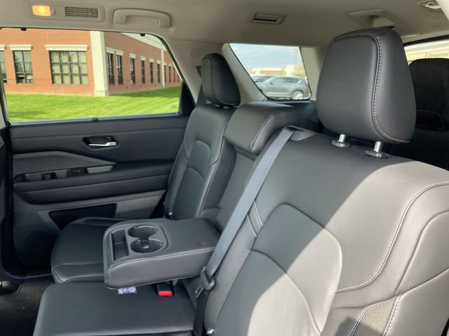 Used 2025 Nissan Pathfinder SL AWD/4WD image 12