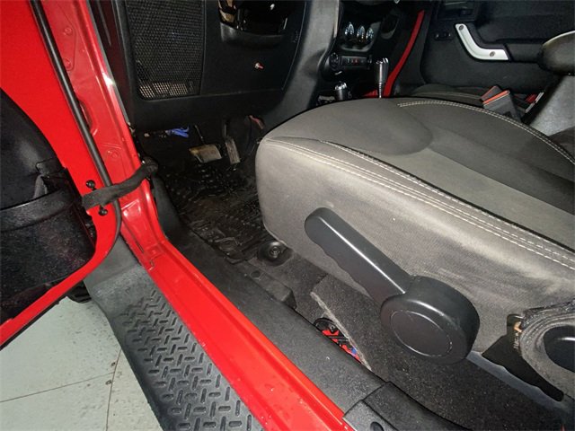 Used 2014 Jeep Wrangler Unlimited Sahara image 12