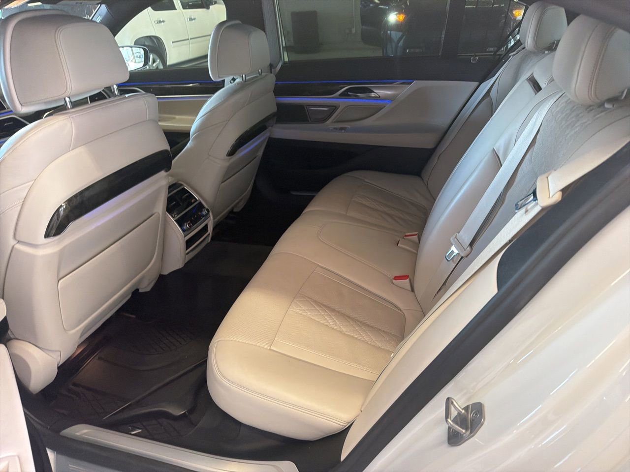 Used 2022 BMW 740i w/ M Sport Package image 5