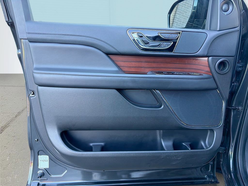 Used 2023 Lincoln Navigator Reserve image 27