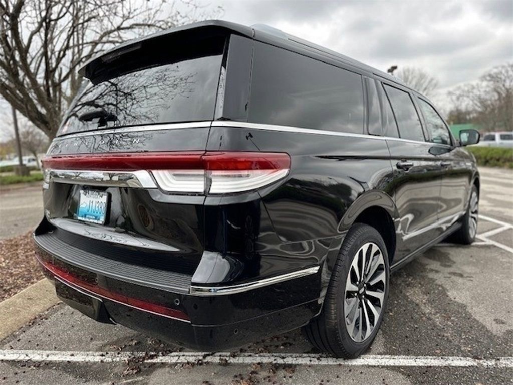 New 2024 Lincoln Navigator L Reserve AWD/4WD image 2