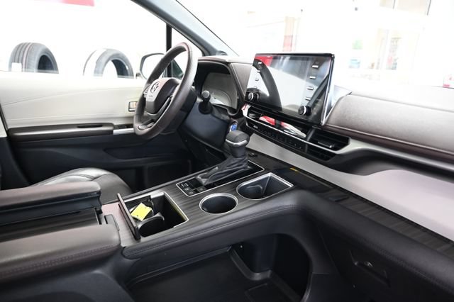 Used 2023 Toyota Sienna Platinum AWD/4WD image 16