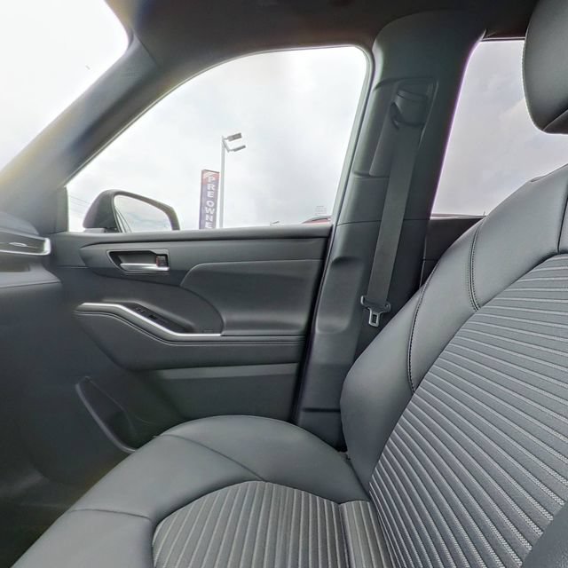 Used 2025 Toyota Highlander XSE AWD/4WD image 32