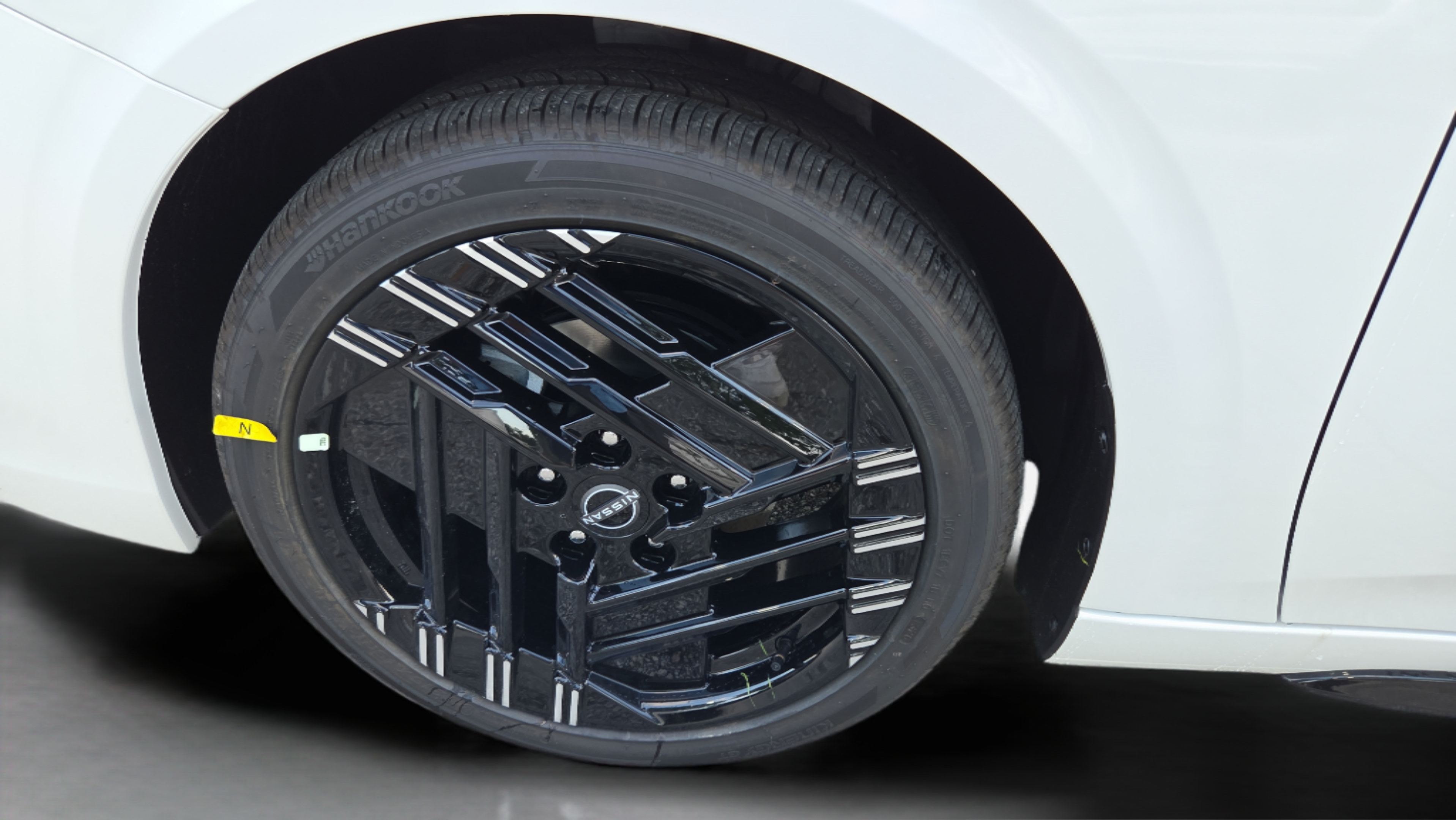 New 2027 Nissan Sentra SR w/ Floor Mat Package FWD image 9