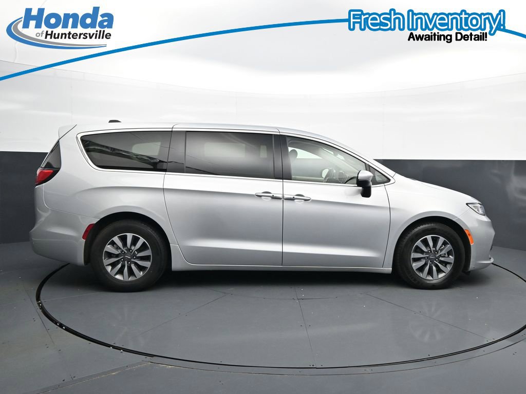 Used 2023 Chrysler Pacifica Touring-L FWD image 11
