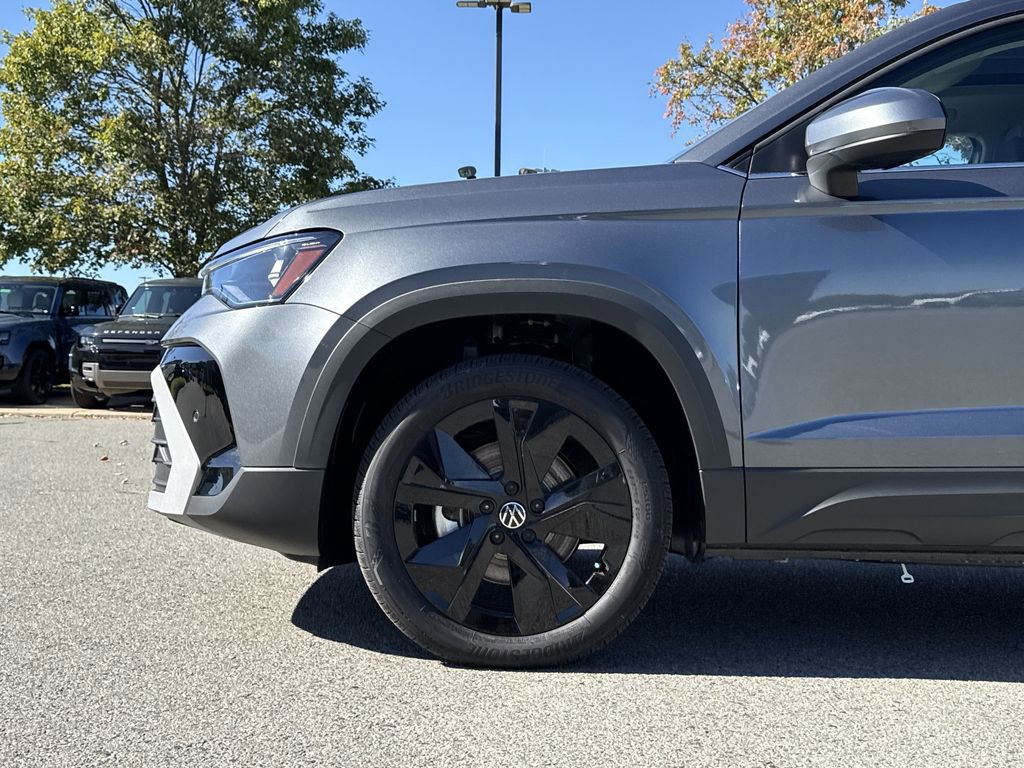 New 2025 Volkswagen Taos SE image 9