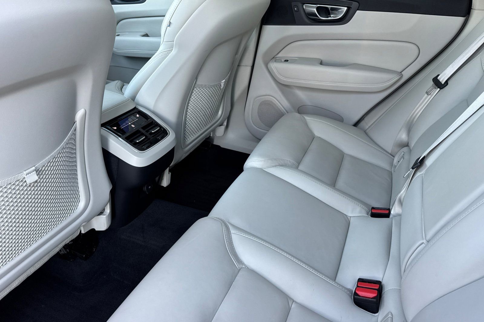 Used 2023 Volvo XC60 B5 Ultimate w/ Climate Package image 12