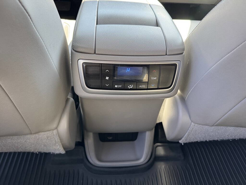 Used 2017 Toyota Highlander XLE image 26