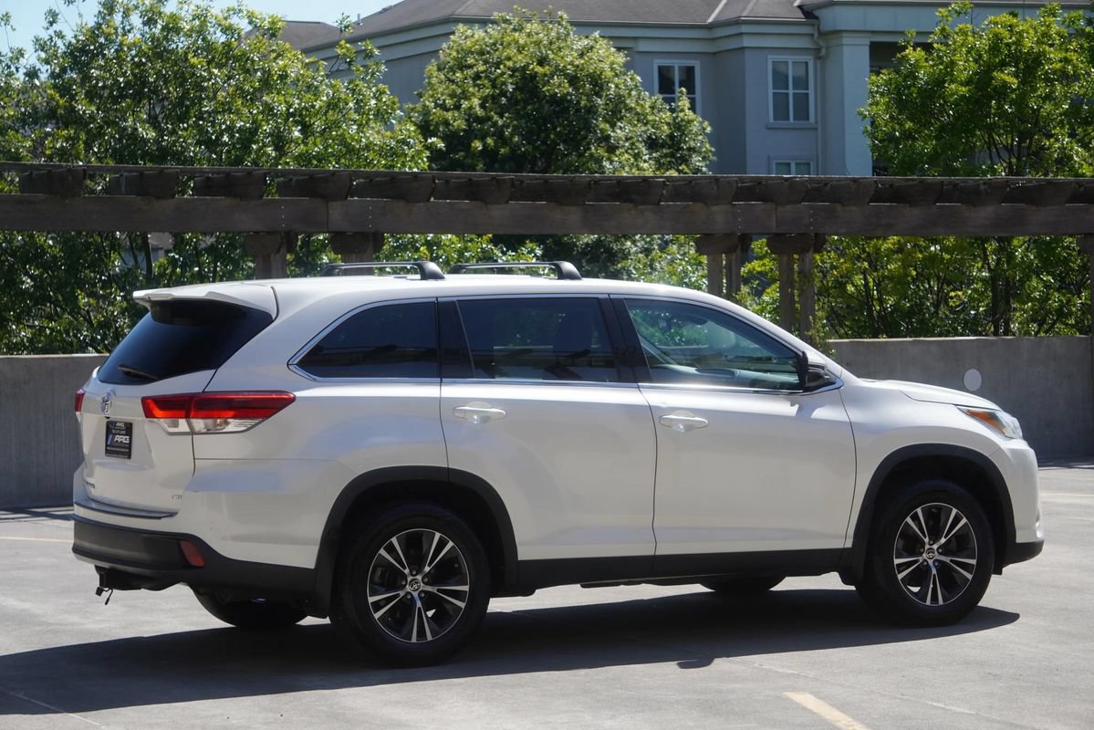 Used 2019 Toyota Highlander LE AWD/4WD image 35