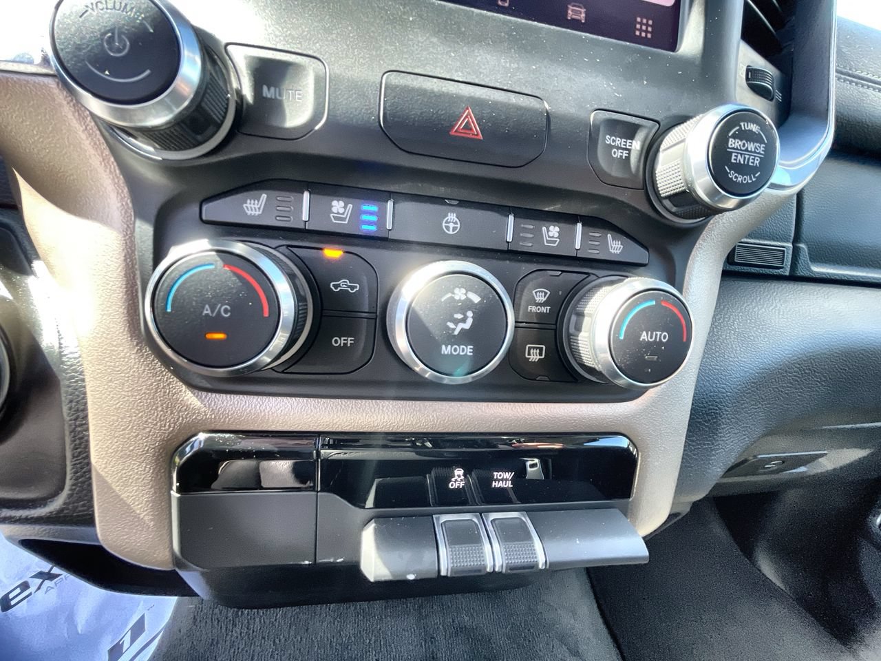 Used 2022 RAM 1500 Laramie AWD/4WD image 17