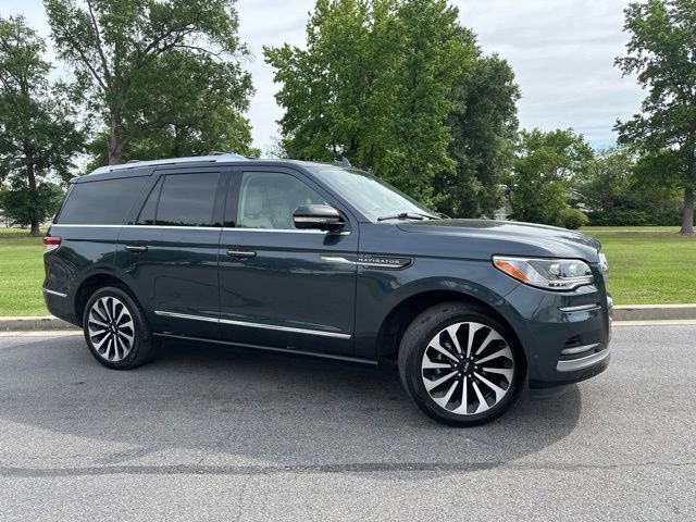 Used 2022 Lincoln Navigator Reserve AWD/4WD image 2