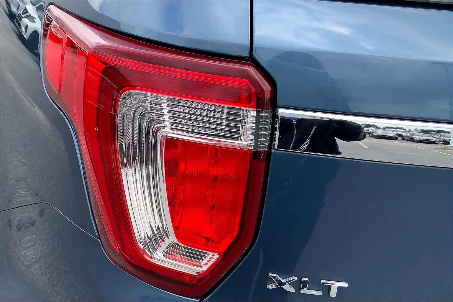 Used 2018 Ford Explorer XLT w/ Equipment Group 202A FWD image 28