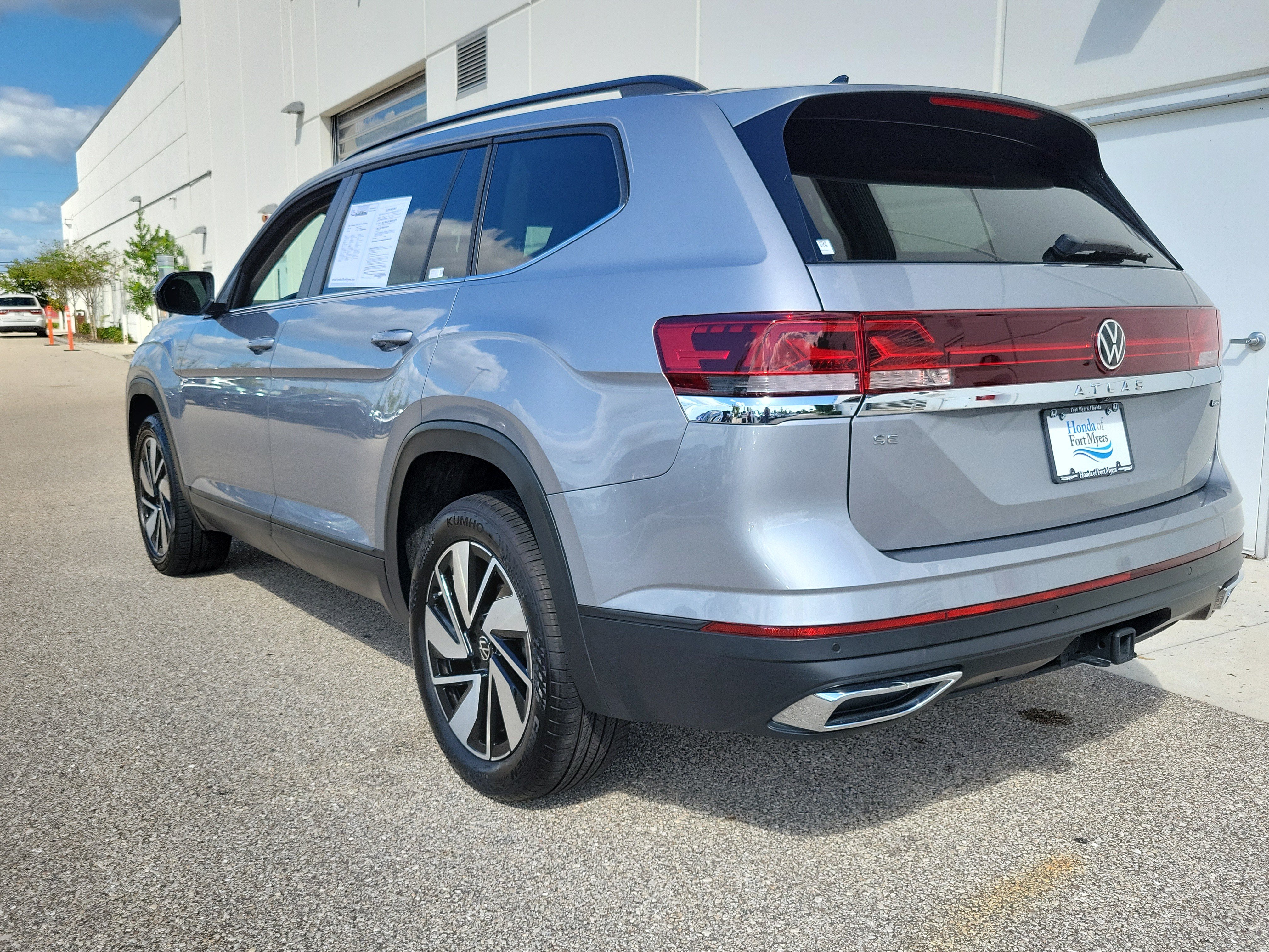 Used 2025 Volkswagen Atlas SE AWD/4WD image 4