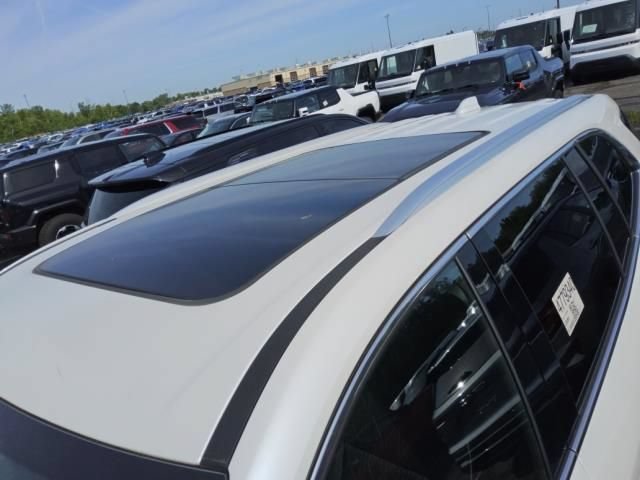 Used 2025 Buick Enclave Avenir FWD image 10