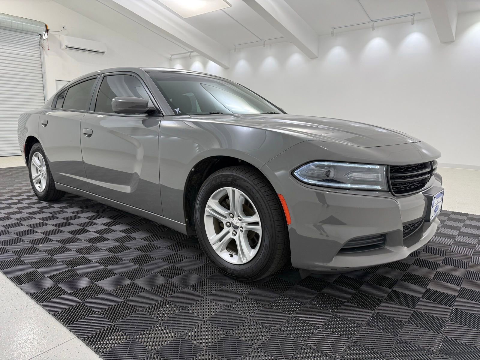 Used 2019 Dodge Charger SXT RWD image 1