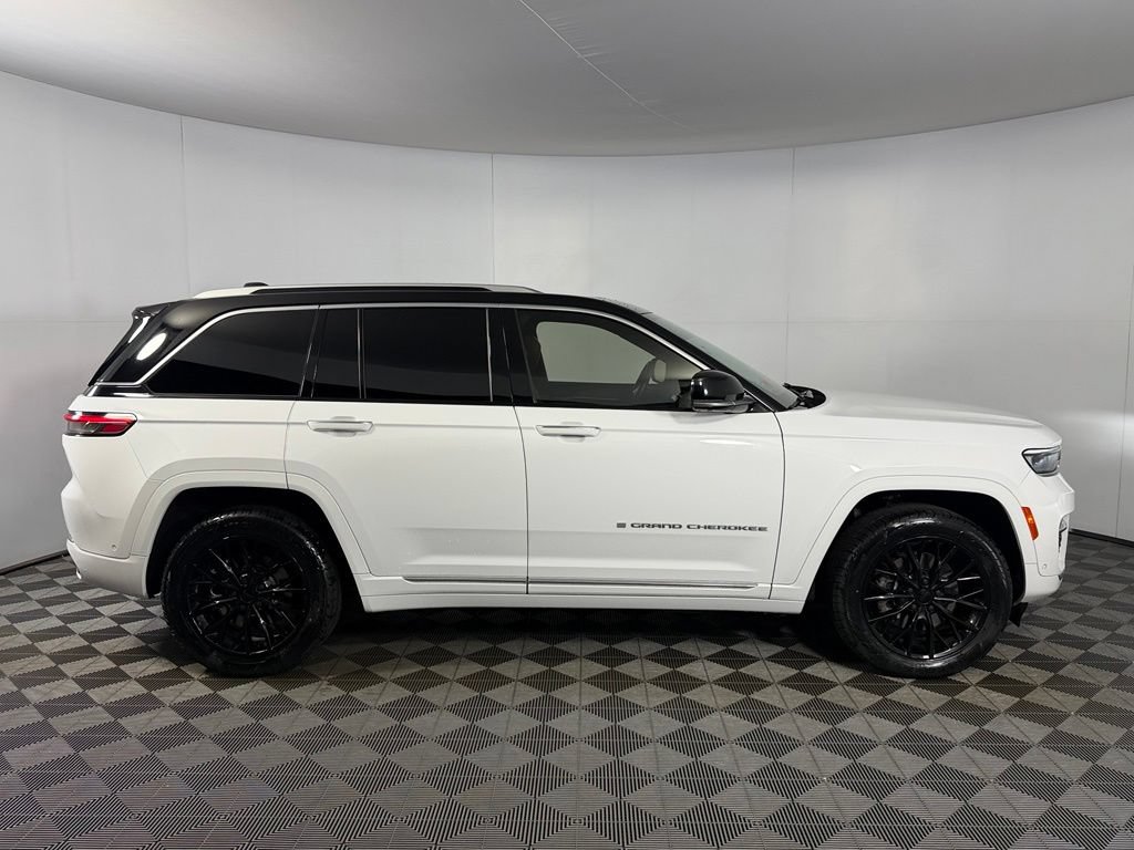 Used 2023 Jeep Grand Cherokee Summit w/ Luxury Tech Group V AWD/4WD image 4