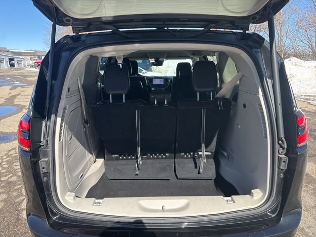 Used 2024 Chrysler Pacifica Select image 17