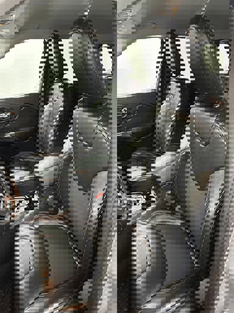 Used 2019 Jeep Cherokee Latitude Plus w/ Comfort/Convenience Group image 12