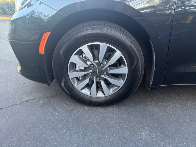 Used 2023 Chrysler Pacifica Touring-L FWD image 20