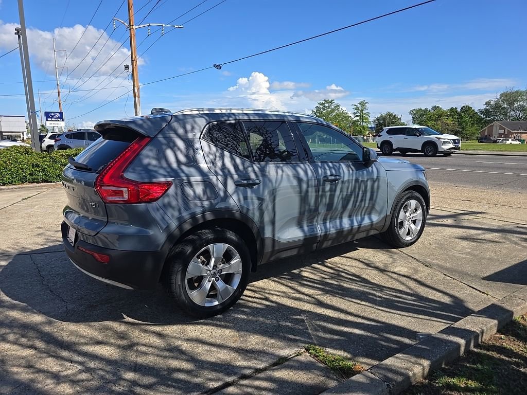 Used 2021 Volvo XC40 T5 Momentum image 4