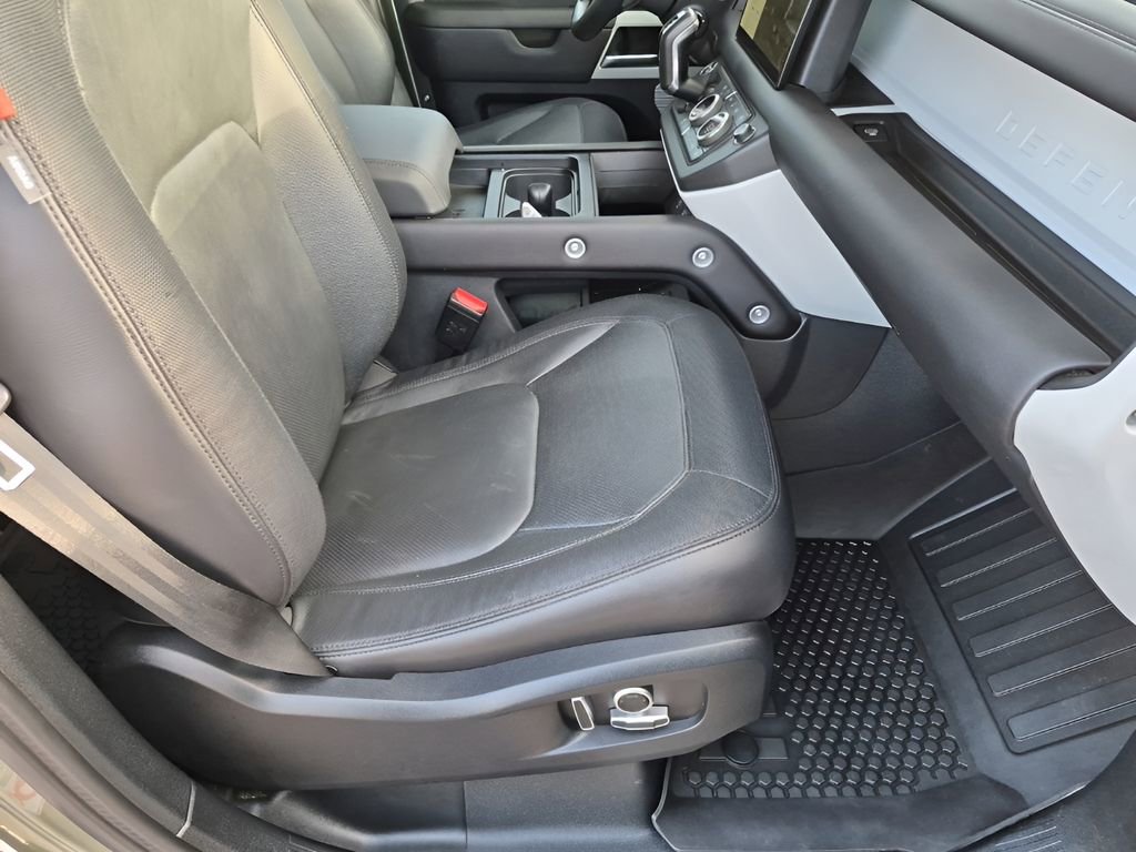 Used 2024 Land Rover Defender 130 X-Dynamic SE image 16