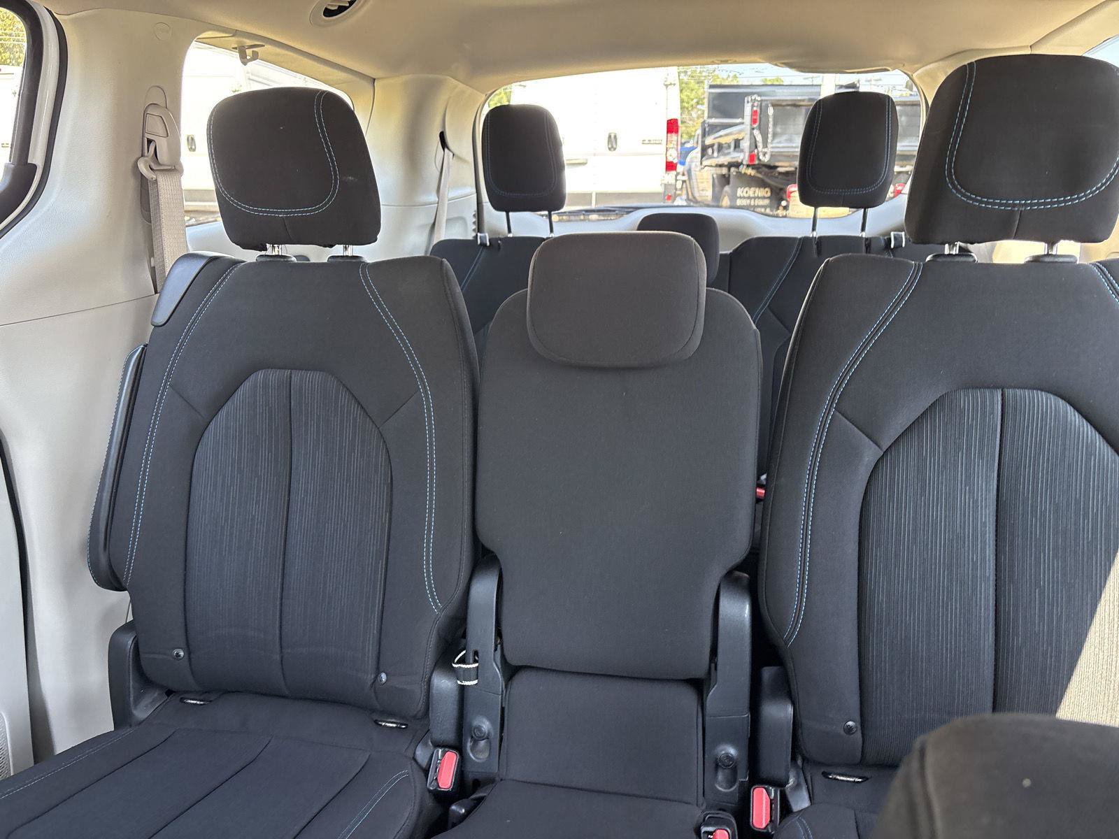 Used 2021 Chrysler Pacifica Touring FWD image 25