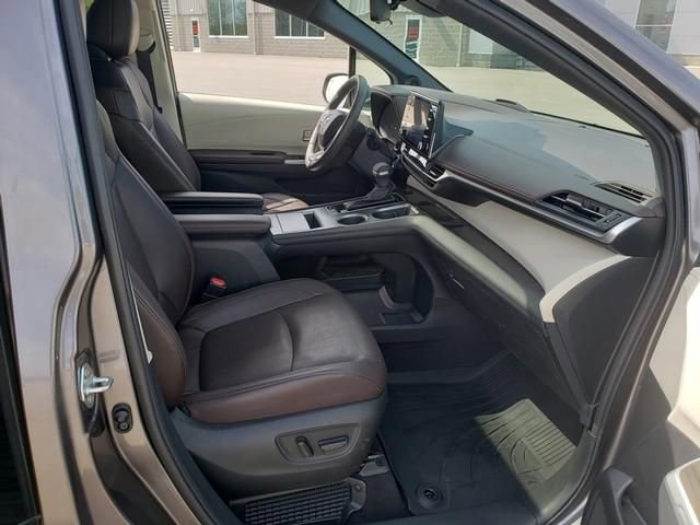 Used 2023 Toyota Sienna Platinum AWD/4WD image 19