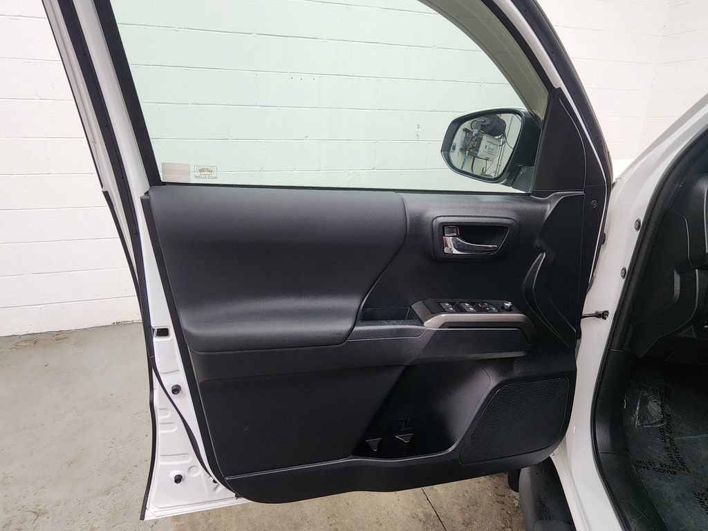 Used 2018 Toyota Tacoma TRD Sport w/ Exterior Package AWD/4WD image 9
