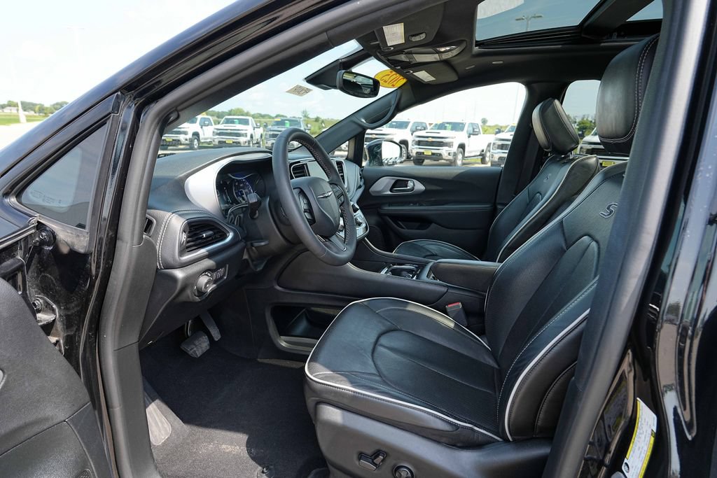 Used 2025 Chrysler Pacifica Limited FWD image 16