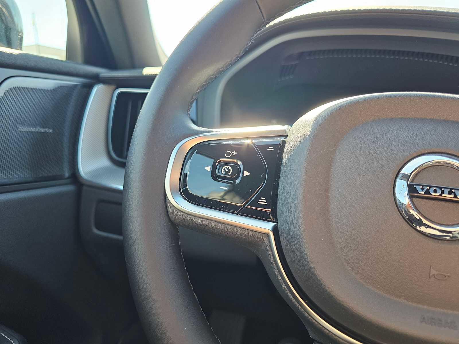 Certified 2024 Volvo XC60 T8 Ultimate w/ Protection Package Premier AWD/4WD image 33
