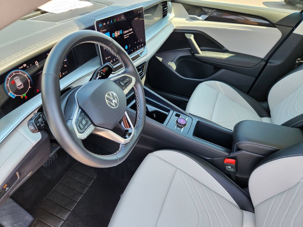 Used 2025 Volkswagen Tiguan SE AWD/4WD image 10