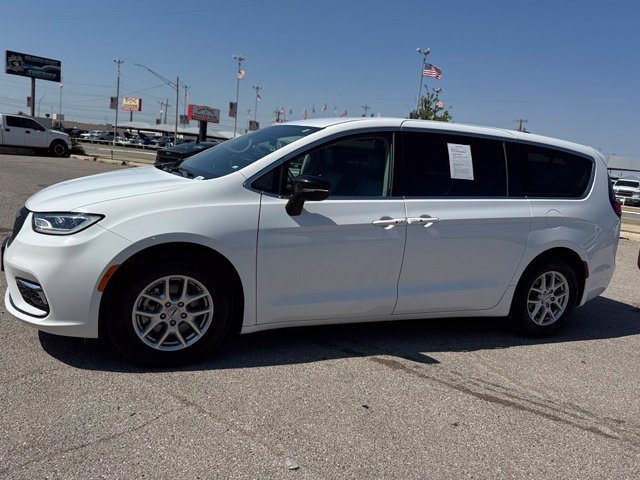 Used 2024 Chrysler Pacifica Touring-L FWD image 3