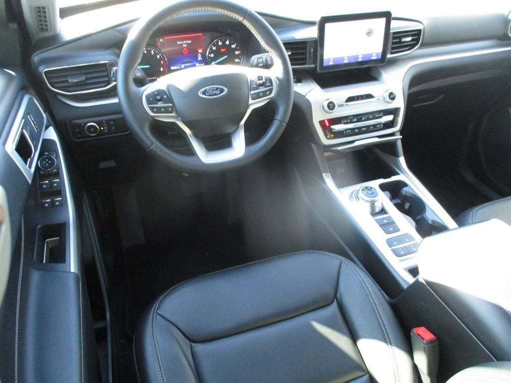 Used 2024 Ford Explorer XLT w/ Equipment Group 202A image 6