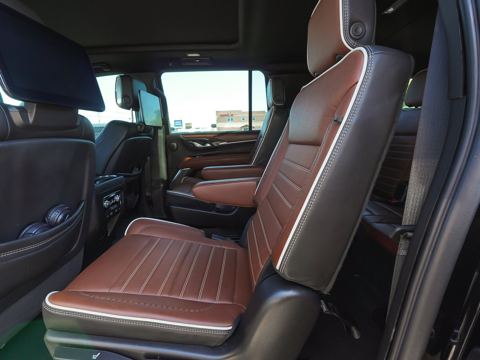 Used 2023 GMC Yukon XL Denali Ultimate AWD/4WD image 36
