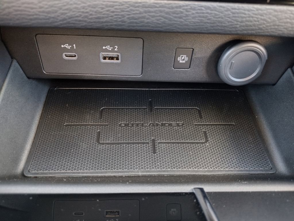 New 2025 Mitsubishi Outlander SE image 26