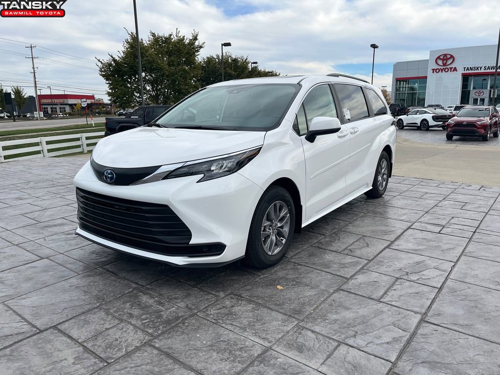 New 2025 Toyota Sienna LE image 1