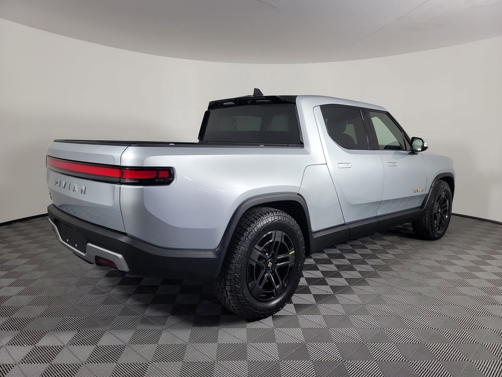 Used 2023 Rivian R1T Adventure image 5