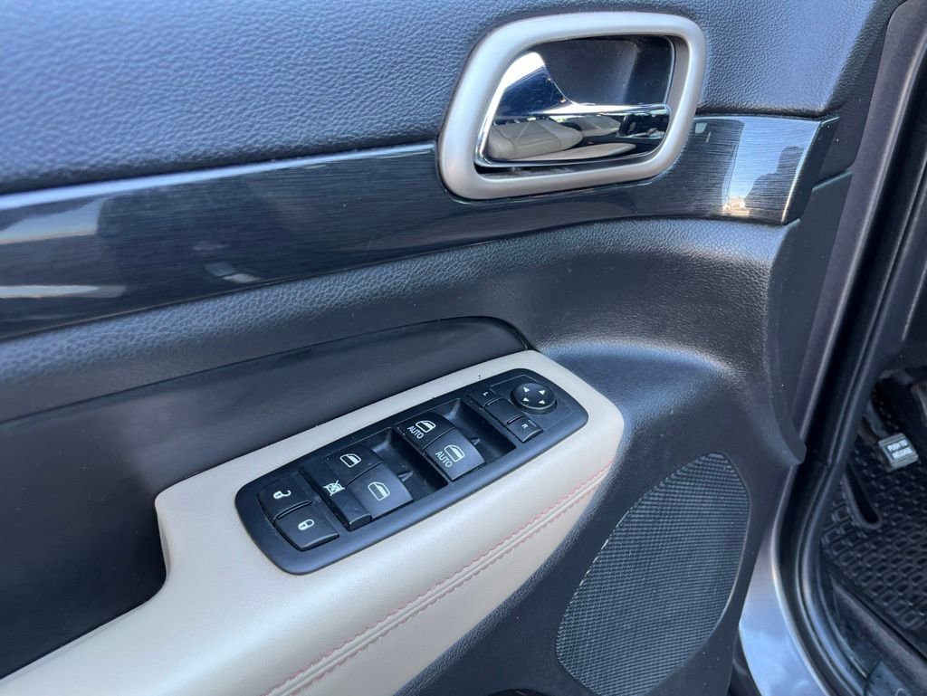 Used 2016 Jeep Grand Cherokee Laredo 75th Anniversary AWD/4WD image 25