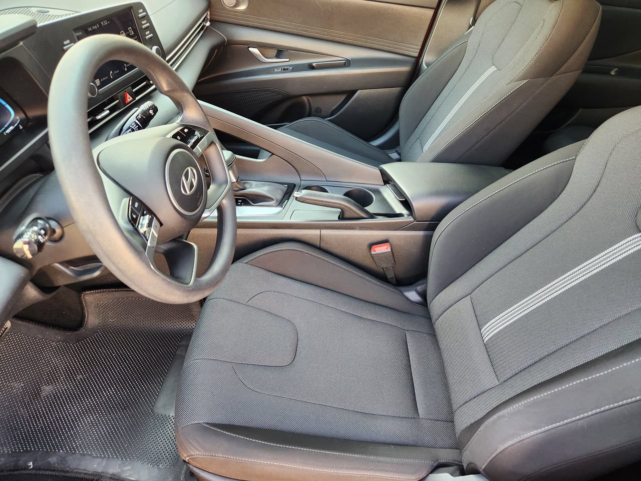 Used 2025 Hyundai Elantra SE w/ Cargo Package FWD image 10